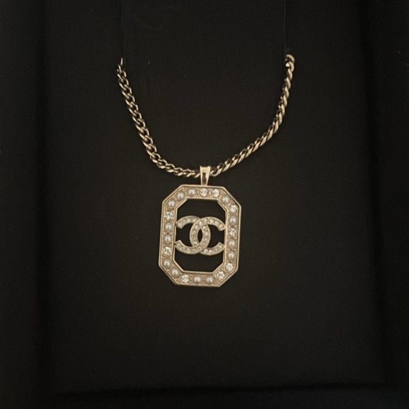 Chanel 2023 Faux Pearl & Strass CC Pendant Necklace - Picture 4 of 6